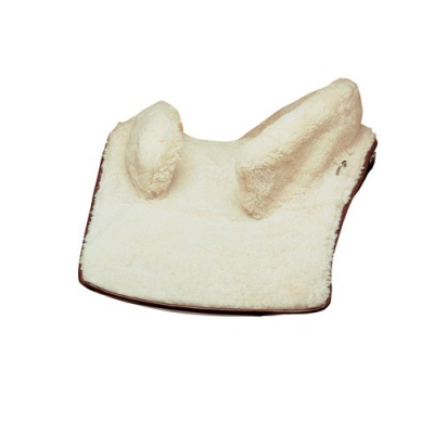 Almofada felpuda creme com elevações, fundo castanho