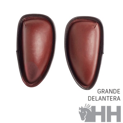 Protetores de canela em couro castanho com contorno preto e texto GRANDE DELANTERA