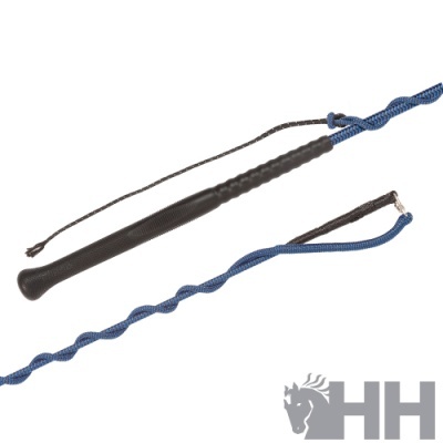 Chicote azul com pega preta e cordas em fundo branco