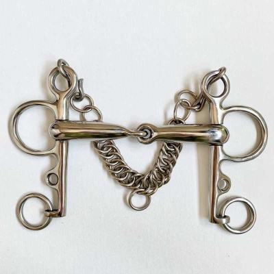 Ferro de embocadura de metal prateado com anéis e correntes