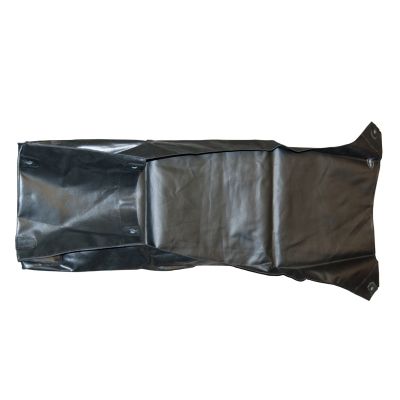 Material preto emborrachado com ilhós metálicos em quatro cantos sobre fundo branco