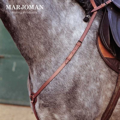 Cavalo cinzento com arreios de couro castanho e texto MARJOMAN Riding Products