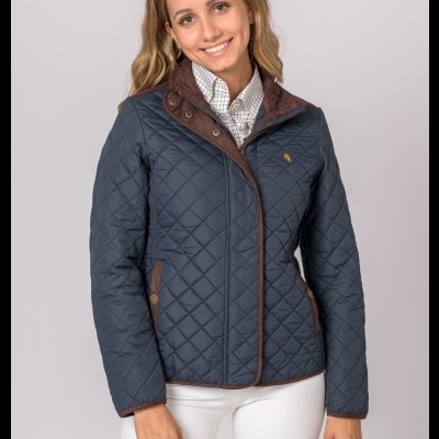 Casaco acolchoado feminino azul escuro com detalhes castanhos e camisa xadrez