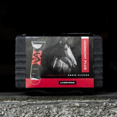 Caixa preta com máquina de tosquia para cavalos e texto promocional