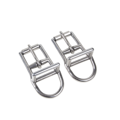Par de fivelas metálicas prateadas com argola em D.
