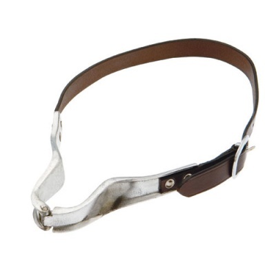 Correia marrom com peça metálica prateada em fundo branco