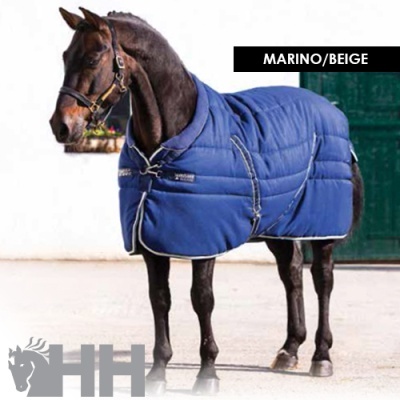 Cavalo com manta azul marinho/bege