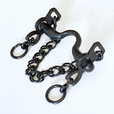Freio de cavalo em metal preto com argolas e correntes
