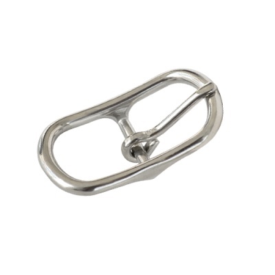 Fivela metálica prateada oval com pino central em fundo branco