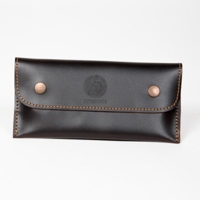 Estojo preto em pele com dois botões metálicos e logo ENTREGAZA