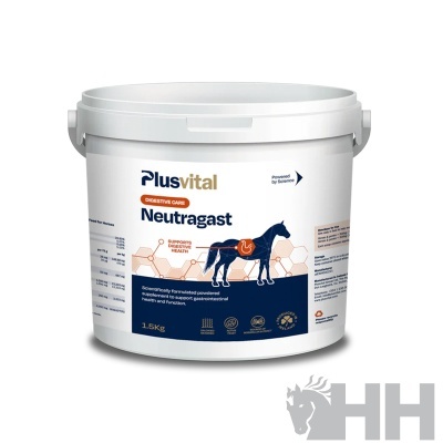 Baldes de plástico branco com etiqueta Plusvital Neutragast para cuidados digestivos de cavalos