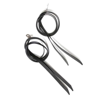 Par de cabos pretos com pontas metálicas em fundo branco