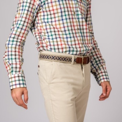 Homem com camisa xadrez colorida e calças bege com cinto tecido bege e azul-marinho