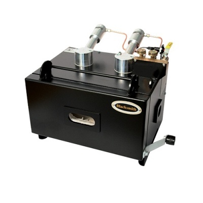 Máquina preta com etiquetas Blacksmith e componentes metálicos