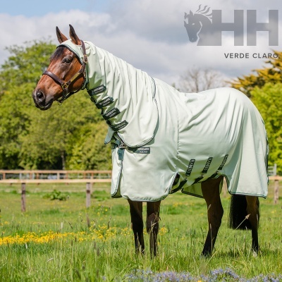Cavalo com capa protetora VERDE CLARO da marca HH num prado verde
