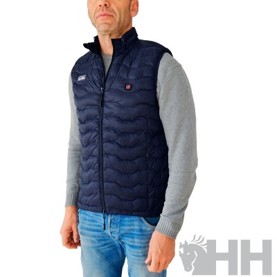 Homem com colete acolchoado azul escuro sobre camisola cinza e calças de ganga azuis claras