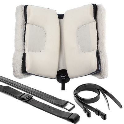 Acessórios para equitação em couro preto e forrados em lã branca