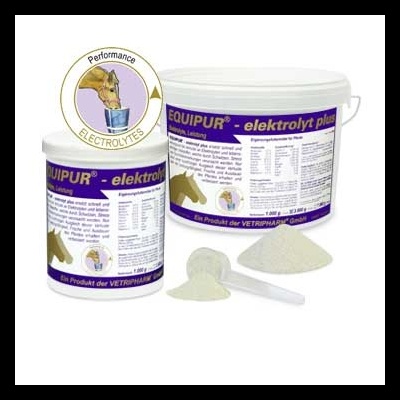 Suplemento em pó EQUIPUR elektrolyt plus para cavalos em recipientes brancos com rótulos roxos e amarelos