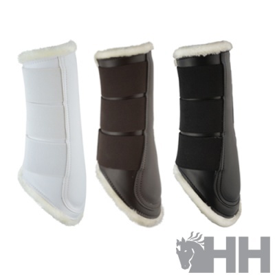 Três botas de proteção para equitação em branco, castanho e preto com interior peludo.
