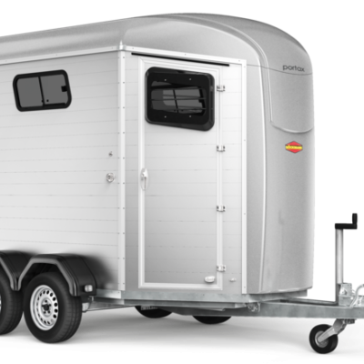 Reboque branco para transporte de animais com janelas e rodas duplas