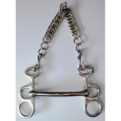 Freio de metal prateado com corrente grossa e anéis em ambas as extremidades