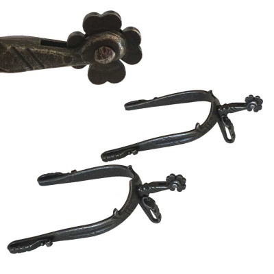 Par de esporas metálicas pretas com detalhes em flor
