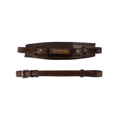 Conjunto de correias de couro castanho com etiquetas e fivela