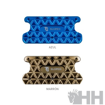 Dois acessórios metálicos texturizados em azul e castanho com texto TS SLOPED