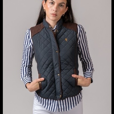 Colete matelassado azul escuro com detalhes castanhos e camisa riscada