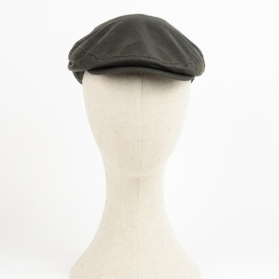 Boina preta numa cabeça de manequim bege