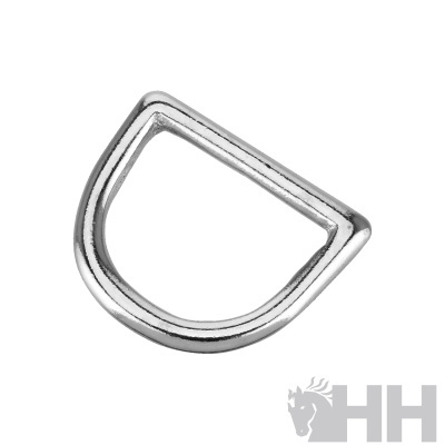 Argola metálica em formato de D prateada com logotipo HH em fundo branco