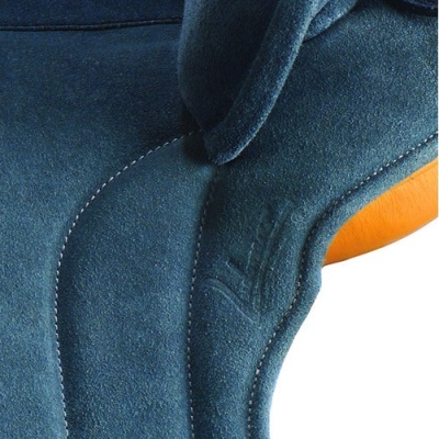 Luva azul em camurça com relevo 'LL' e fundo laranja