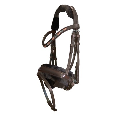 Cabresto castanho com pelúcia preta e pedras brilhantes