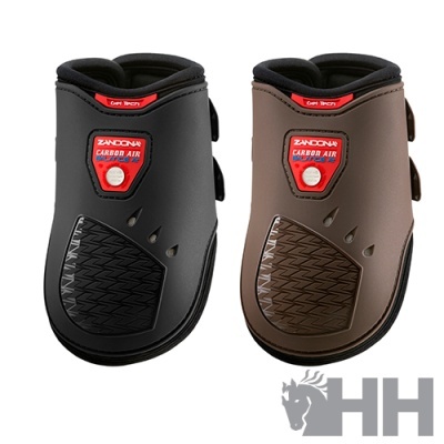 Dois protetores para patas de cavalo preto e castanho com etiquetas vermelhas ZANDONA CARBON AIR