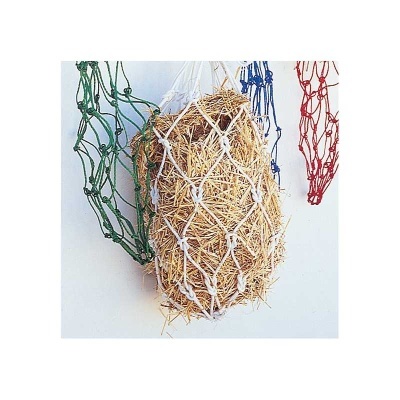 Redes de feno em verde, branco e vermelho com feno dentro da rede branca penduradas num fundo branco.
