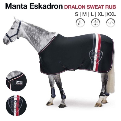 Cavalo cinzento com manta preta Eskadron com detalhes vermelhos e brancos.