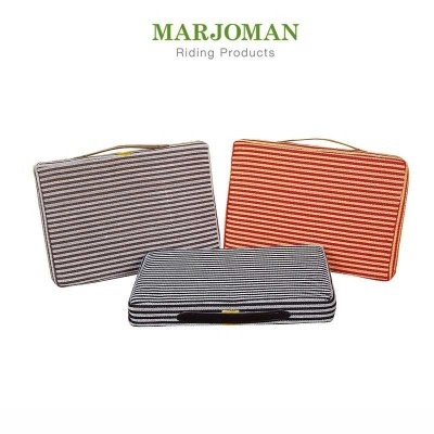 Três sacos riscas em cinzento, laranja e preto com o texto MARJOMAN Riding Products