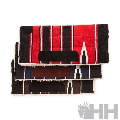 Três mantas de cavalo com padrões listra e zig-zag em várias cores