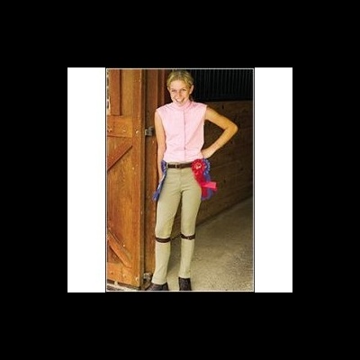 Mulher com camisa rosa e calças cáqui em ambiente rústico