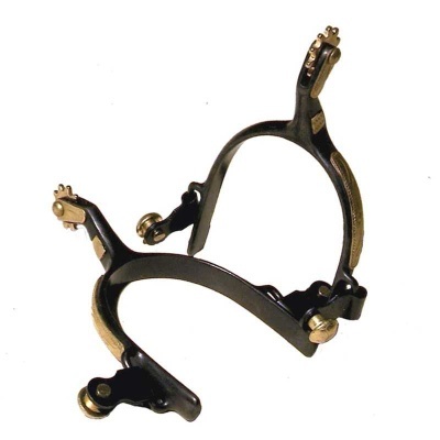 Espora de metal preto e dourado para equitação sobre fundo branco