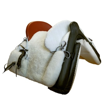 Sela de equitação em couro castanho e pelo sintético branco
