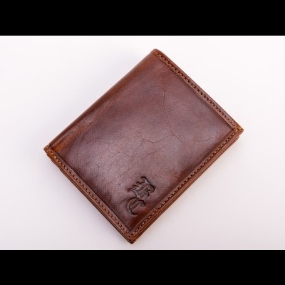 Carteira de couro castanho com logotipo em relevo em fundo branco