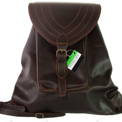 Mochila de couro castanho escuro com fecho de fivela