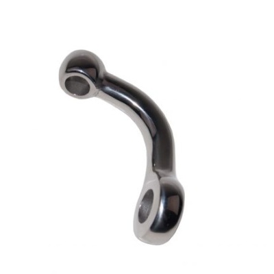 Peça metálica cromada curvada com orifícios circulares em fundo branco