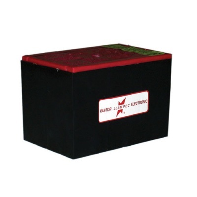 Bateria preta com tampa vermelha e etiqueta PASTOR LLAMPEC ELECTRONIC