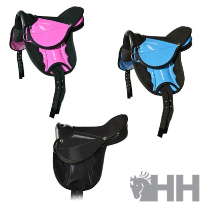 Três selas de cavalo preto com detalhes em rosa, azul e totalmente preta