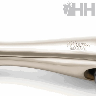 Objeto metálico prateado com gravação ULTRA GERMANY