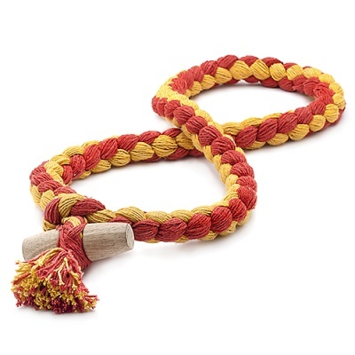 Cordão trançado vermelho e amarelo com cabo de madeira e franjas