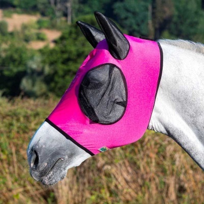 Máscara cor de rosa para cavalo com proteções negras, em cavalo cinzento, em ambiente natural