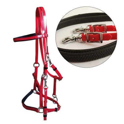 Cabresto vermelho para cavalo com fivelas metálicas e rédeas pretas